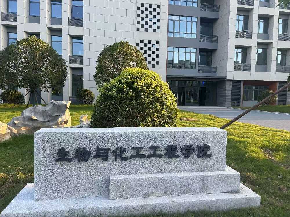 源汇区扬州职业大学体育场高杆灯项目